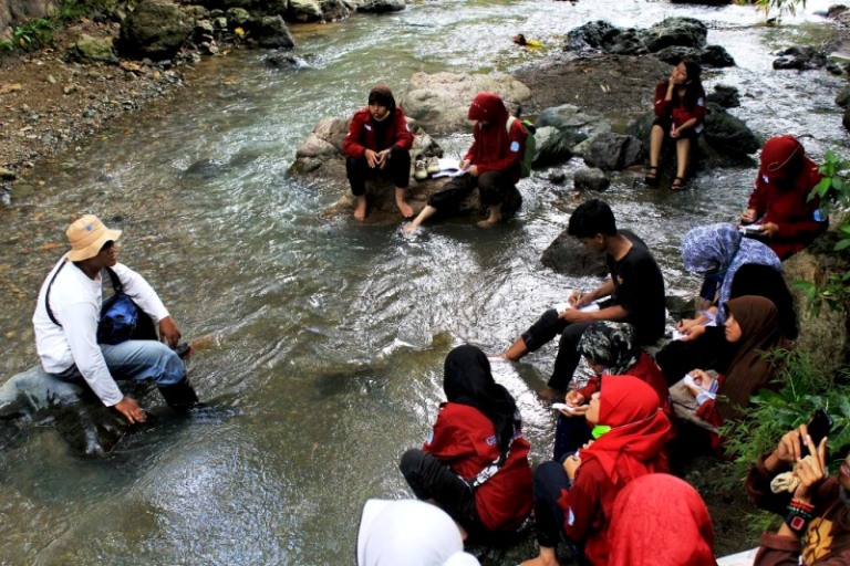 Pengamatan geologi dan pengukuran hidrologi di Karangsambung Kebumen