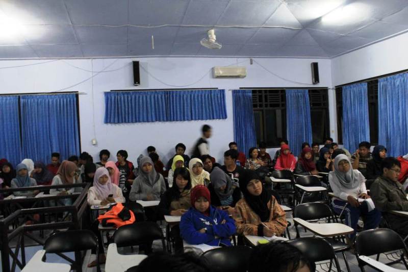 Diskusi malam PLG 1 di Kampus LIPI Karangsambung