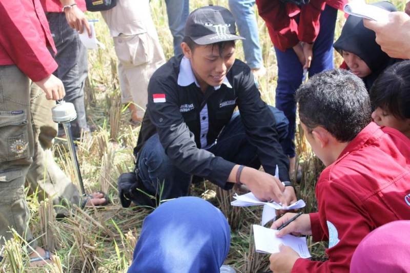 Pengukuran unsur cuaca dan analisis karakteristik tanah di Karangsambung