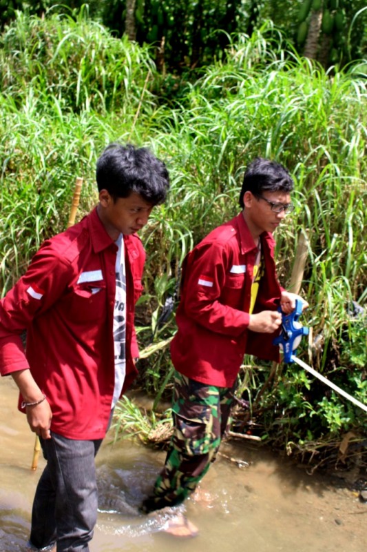 Pengukuran debit sungai dengan metode apung di Karangsambung Kebumen